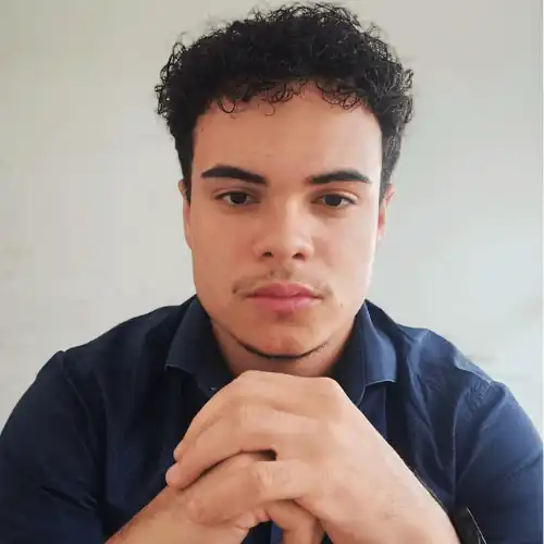 Foto de Leandro Arantes, desenvolvedor web full stack sorrindo